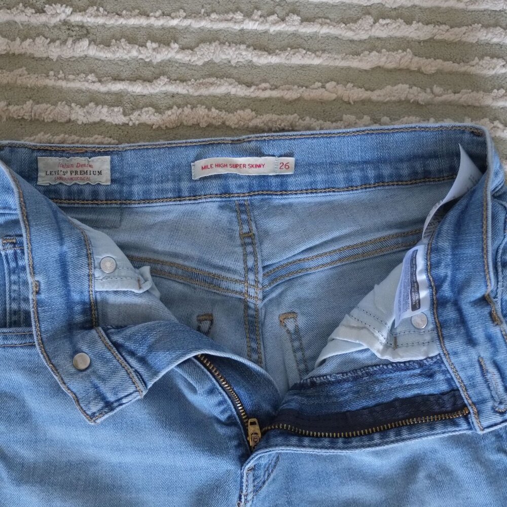 Levi’s Premium Mile High Super Skinny Jeans – Size 26 – Light Wash